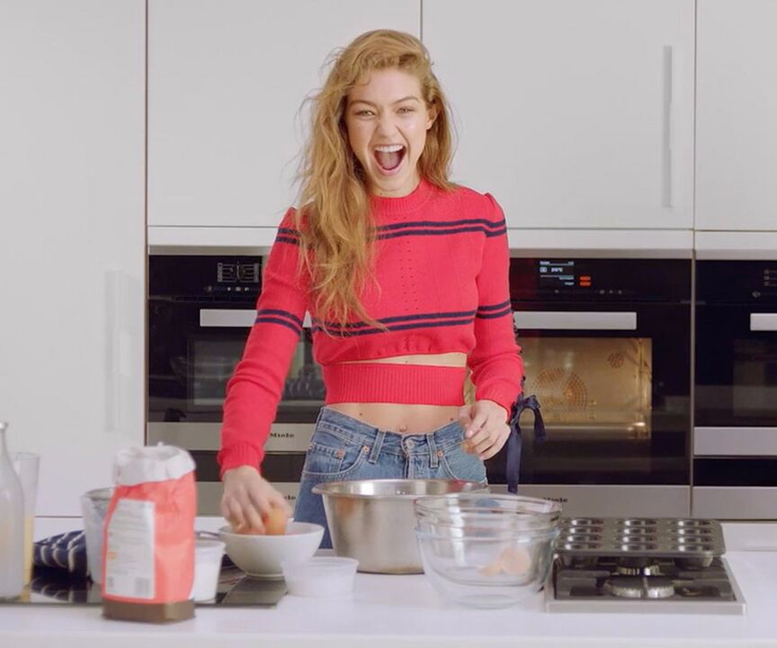 La ragazza magra prepara una sana colazione