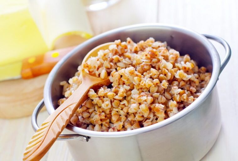 una porzione di grano saraceno cotto a vapore a dieta