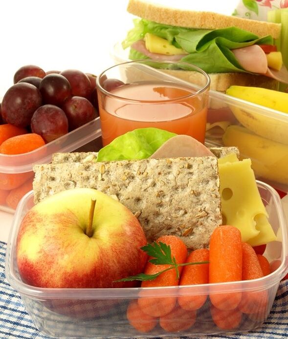 Frutta e verdura cruda possono essere utilizzate come spuntini se si segue la dieta mostrata nella tabella 3. 