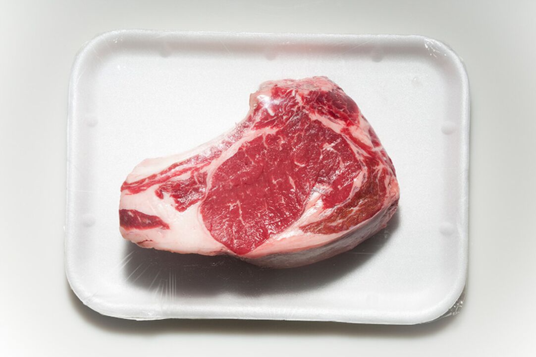 Molti alimenti, come la carne rossa, sono esclusi dalla dieta per la gotta. 